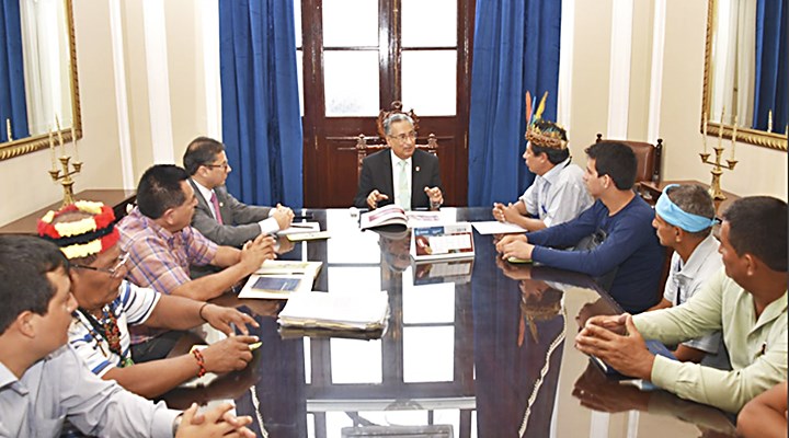 El presidente de la Judicatura, José Luis Lecaros, junto a representantes de pueblos originarios de la Amazonía (Foto: El Peruano)