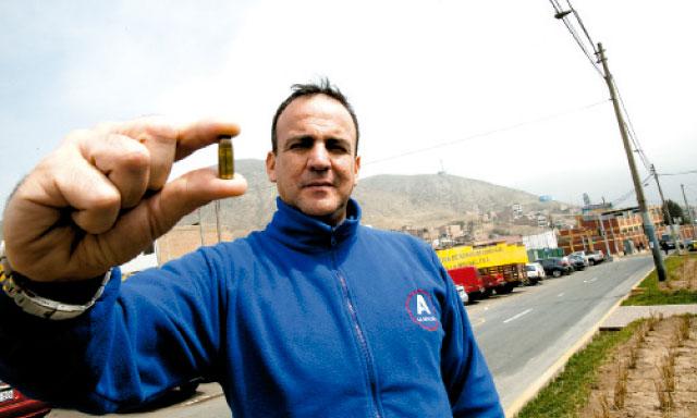 Enzo Trece, candidato a la alcaldía de La Molina por APP, muestra la bala que le hicieron llegar con un mensaje de muerte. "Esto me hace más fuerte", dice el aspirante edil. (Foto:La República)
