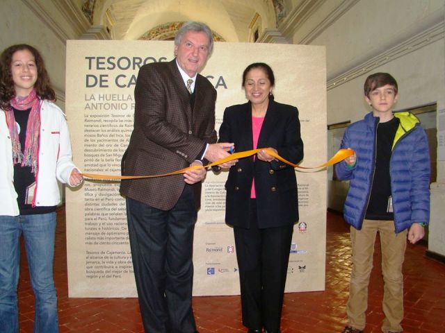 Ernesto Fontanella (AEAR) y Violeta Vigo (ALAC) cortan la cinta con la que se apertura la muestra Tesoros de Cajamarca. La huella de Antonio Raimondi.