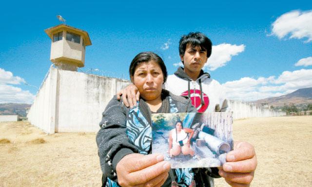 Familiares de Martina Montoya muestran su foto. Ella está recluida en el penal de Huacariz, Cajamarca. (Foto: la República)