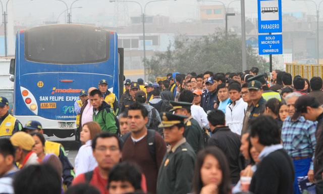 Paro de transportistas genera caos y aumento de pasajes. (Foto referencial: La República)