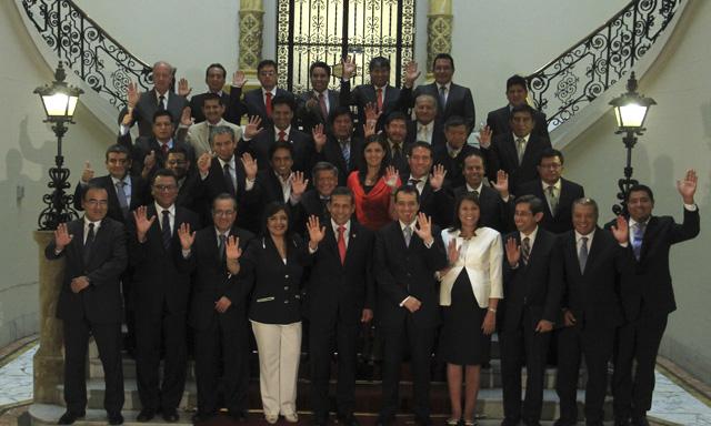 Foto oficial. Mandatarios regionales junto a presidente, Ollanta Humala, premier, Ana Jara, y ministros de otras carteras. (Foto: Juan Pablo Azabache)