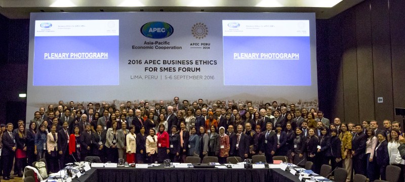 Foto grupal:   Representantes del Sector Privado, Público y  Sociedad Civil peruano, así  como países miembros de APEC.
