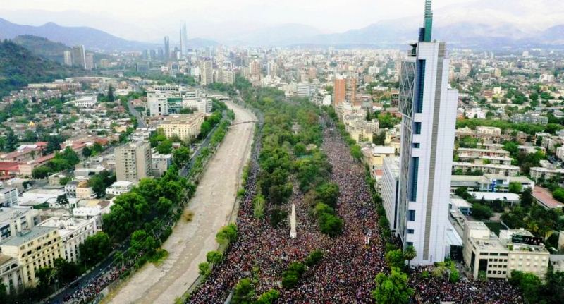 Más de medio millón de personas protestan en Santiago en medio de estallido social. (Foto: AFP)