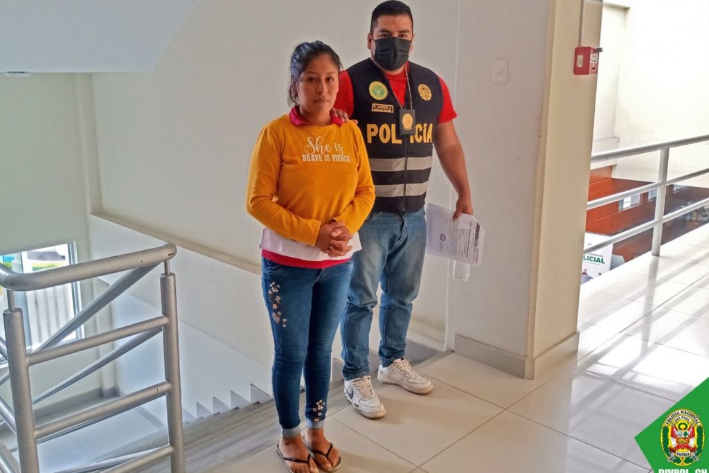 Pena suspendida de 2 años a mujer que desacató inmovilización y mordió a policía