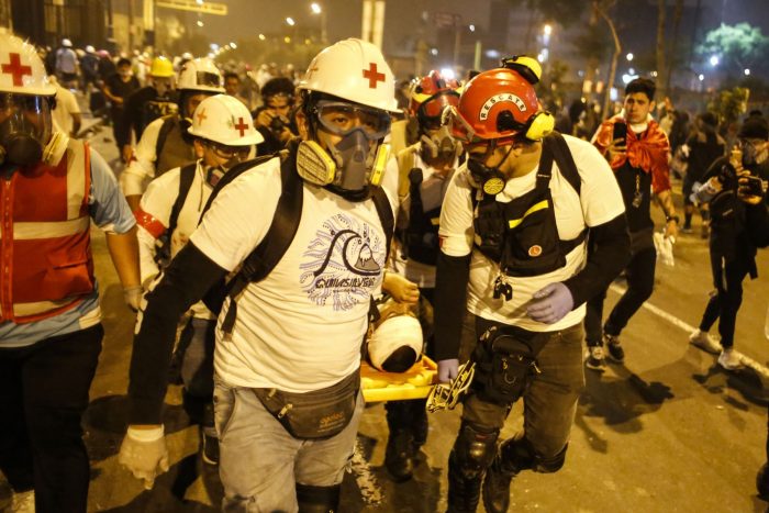 jóvenes heridos en marcha contra Manuel Merino