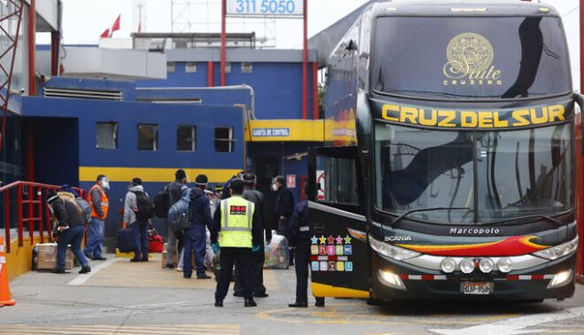 Gobierno amplía permiso para transporte interprovincial hasta el martes 2 de febrero