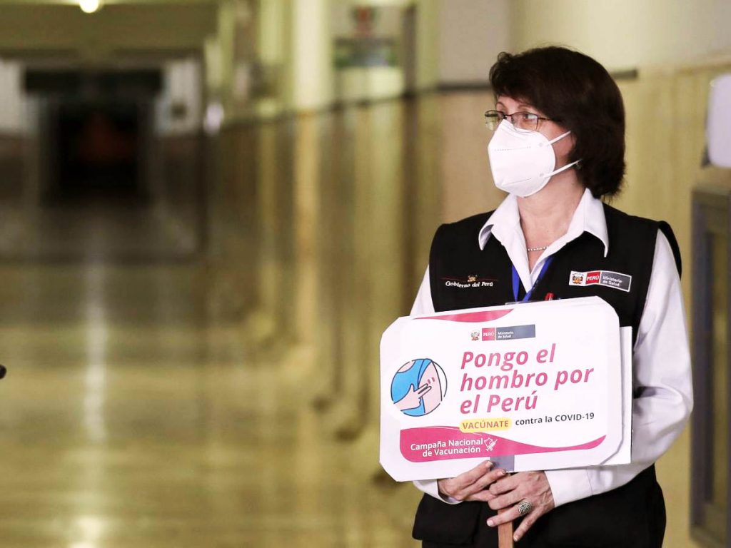 Exministra de Salud Pilar Mazzetti también se vacunó en secreto