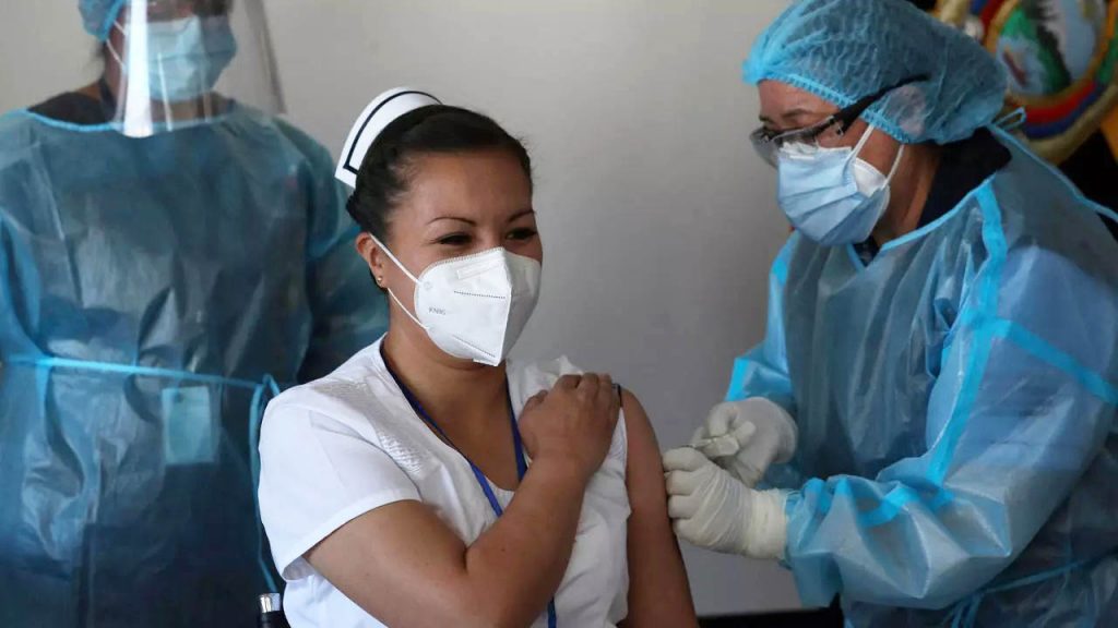 Ecuador habilita un proceso para que municipios importen vacunas para el COVID-19