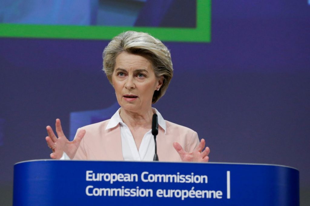 Unión Europea advierte con bloquear más exportaciones de vacunas contra el COVID-19
