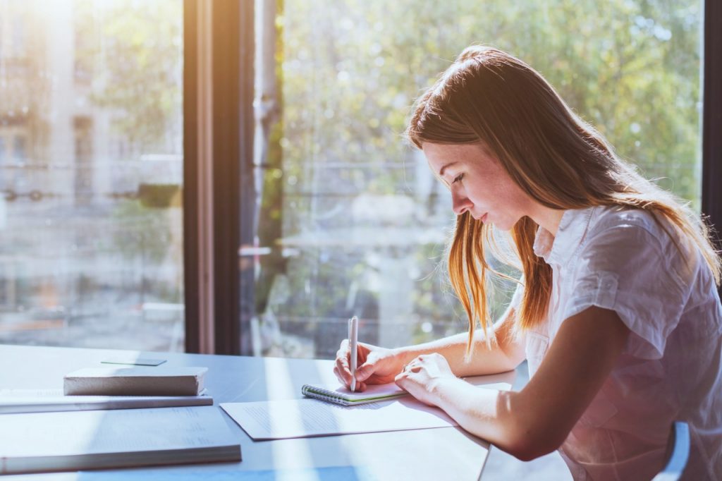 British Council ofrece becas STEM para que más mujeres estudien en Reino Unido