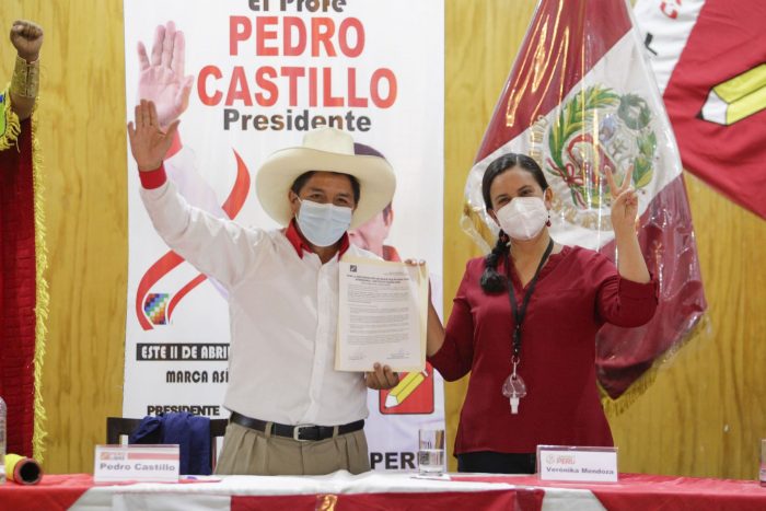 Pedro Castillo y Verónika Mendoza firman acuerdo