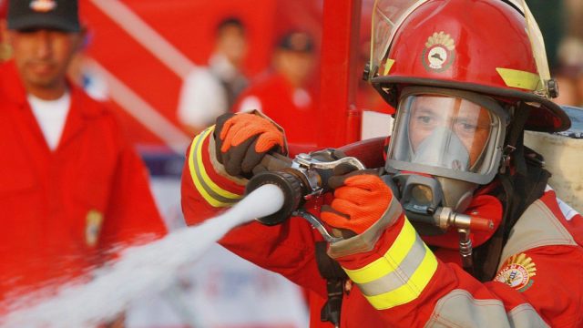 Congreso promulga ley para otorgar pensión a bomberos con 20 años de servicios