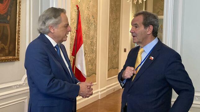 Ministro Oscar Maúrtua en reunión con el Canciller chileno Andrés Allamand