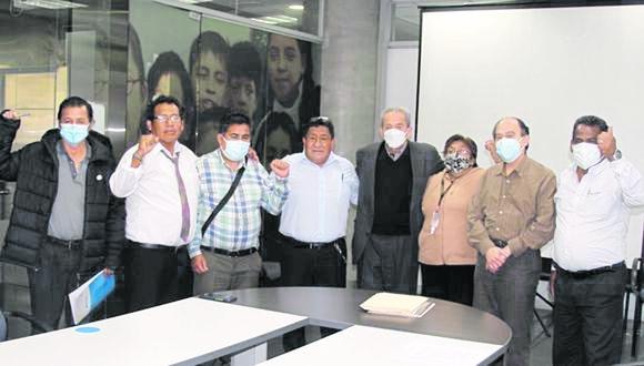 Carlos Gallardo con integrantes de Fenate Perú