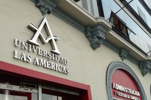 Exrector de universidad sin licencia y sus nexos con el Gobierno