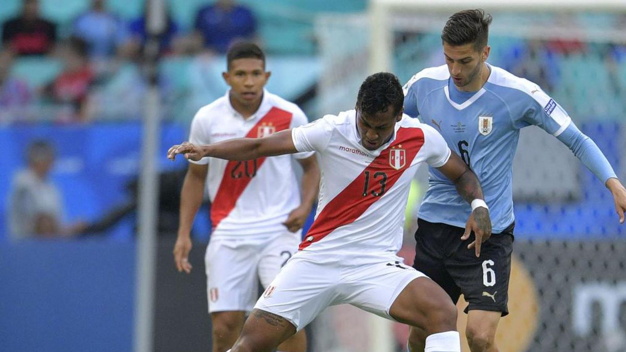 Dos millares de hinchas peruanos podrán animar a la selección en Montevideo