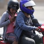 moto lineal con dos pasajeros