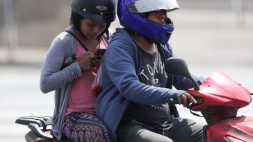 moto lineal con dos pasajeros