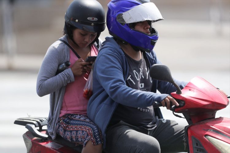 moto lineal con dos pasajeros