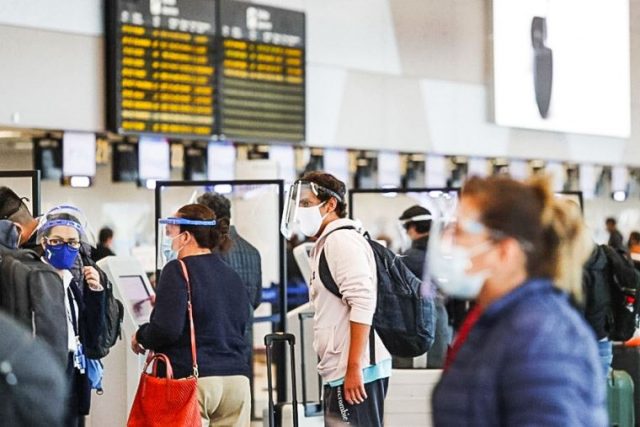 pasajeros en el aeropuerto Jorge Chavez