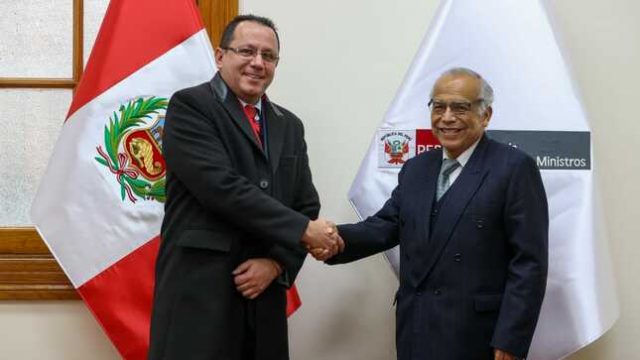 Aníbal Torres y el embajador de Venezuela, Alexander Yañez Deleuze