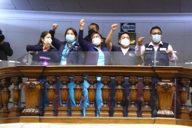 Aprueban por insistencia cambio de contrato CAS-COVID a contrato CAS