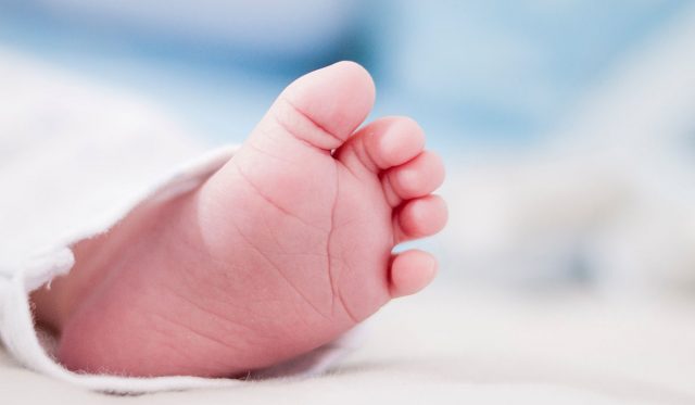Abandona a hijo recién nacido y recibe condena por 1 año y 8 meses