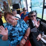 adultos mayores en transporte público