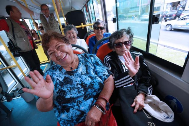 adultos mayores en transporte público