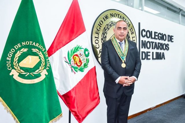 Edgardo Hopkins, Decano del Colegio de Notarios de Lima