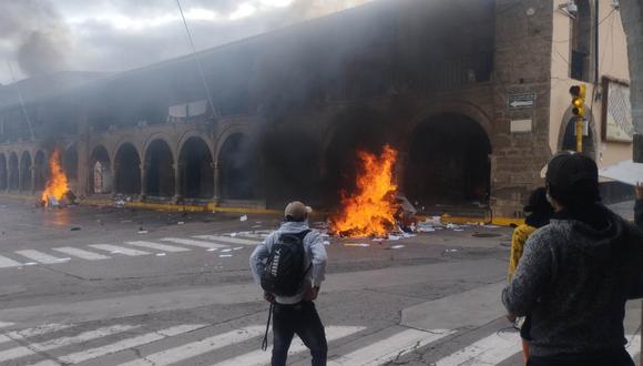Manifestantes queman sede del Poder Judicial en Ayacucho