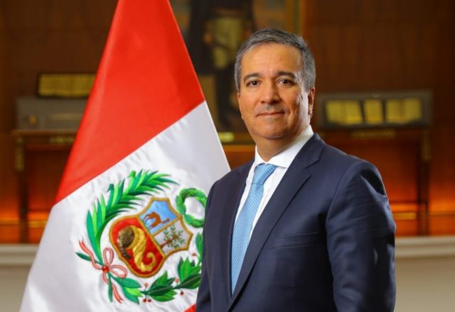 Raúl Pérez-Reyes Espejo jura como nuevo ministro de la Producción