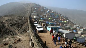 muro que divide Villa María del Triunfo con La Molina