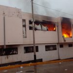 vándalos incendia la Corte Superior de Puno
