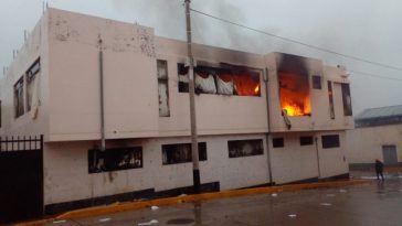 vándalos incendia la Corte Superior de Puno