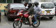 moto con dos pasajeros