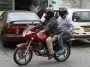 moto con dos pasajeros