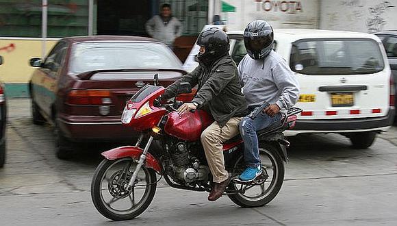 moto con dos pasajeros