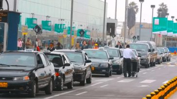 taxis en el Aeropuerto Internacional Jorge Chávez